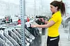 Függesztett ruhadarabok komissiózása RFID szkennerrel